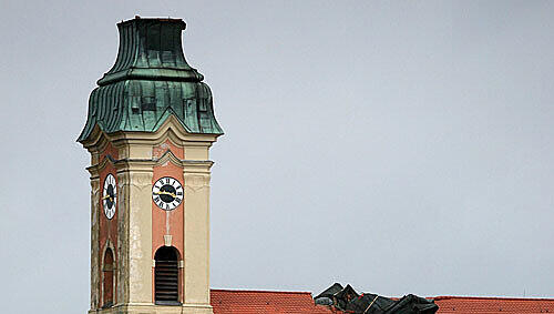 Vom Winde verweht: Kirchturmspitze der Asam-Basilika in Osterhofen-Altenmarkt