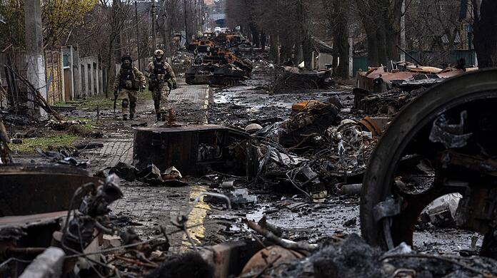 In der ukrainischen Stadt Butscha, 25 Kilometer nordwestlich der Hauptstadt Kiew, bietet sich nach dem Rückzug der russischen Armee ein Bild des Grauens.
