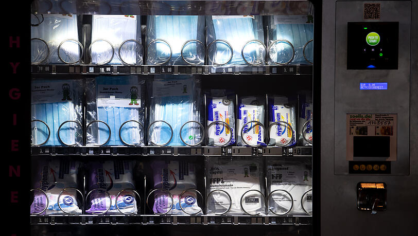 Ein Automat mit Snacks - und verschiedenen Masken - am Flughafen München. (Symbolbild)