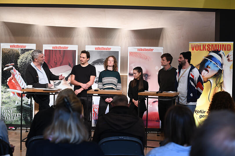 Christian Stückl, Leon Frisch, Hannah Mey, Anouk Kesou, Nicholas Zöckler und Philipp Arnold bei der Pressekonferenz.