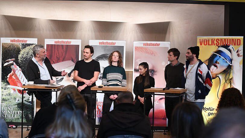 Christian Stückl, Leon Frisch, Hannah Mey, Anouk Kesou, Nicholas Zöckler und Philipp Arnold bei der Pressekonferenz. Christian Stückl, Leon Frisch, Hannah Mey, Anouk Kesou, Nicholas Zöckler und Philipp Arnold bei der Pressekonferenz.