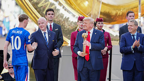 Mittendrin statt nur dabei: US-Präsident Donald Trump (2.v.r.) nach dem Finale der Klub-WM mit Chelseas Cole Palmer (l.) und Fifa-Präsident Gianni Infantino.