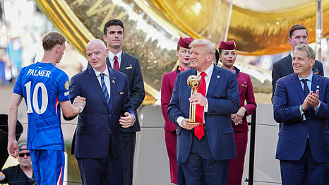 Mittendrin statt nur dabei: US-Präsident Donald Trump (2.v.r.) nach dem Finale der Klub-WM mit Chelseas Cole Palmer (l.) und Fifa-Präsident Gianni Infantino.