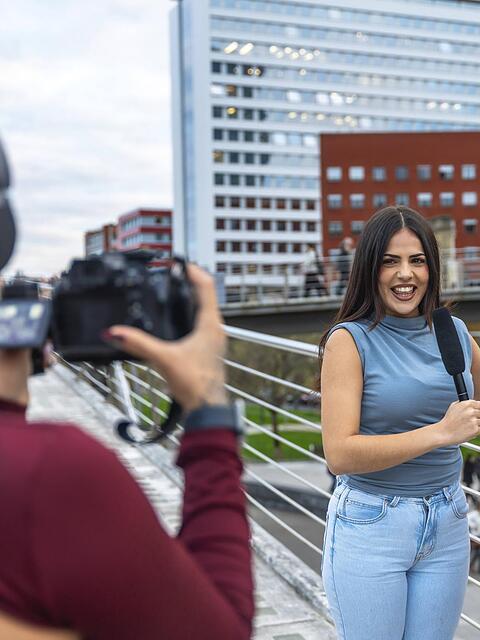 Eine Kamerafrau filmt, wie eine Journalistin einen Passanten auf der Stra&szlig;e interviewt (Symbolbild). Ein Fernseh-Journalist verdient bei ProSiebenSat.1 Media laut Kununu im Schnitt 52.100 Euro.