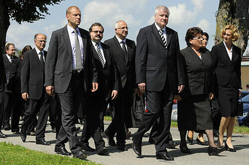 Der Marsch der Trauergesellschaft zum Waginger Friedhof.