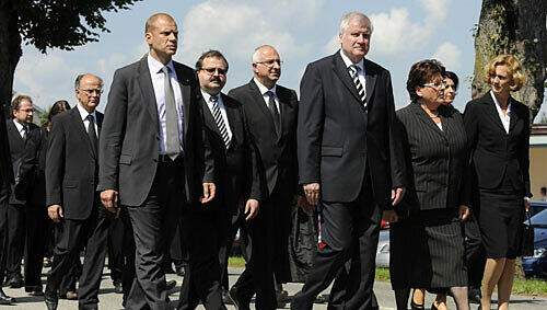 Der Marsch der Trauergesellschaft zum Waginger Friedhof. Der Marsch der Trauergesellschaft zum Waginger Friedhof.