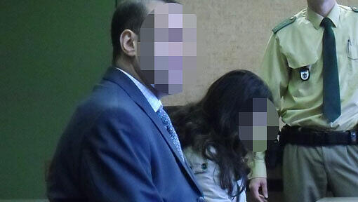 Die Frau und ihr Mann vor Gericht: Die 54-Jährige soll ihren Lover mit einem Messer schwer verletzt haben. Die Frau und ihr Mann vor Gericht: Die 54-Jährige soll ihren Lover mit einem Messer schwer verletzt haben.