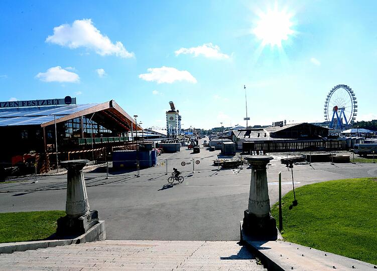 Mittwoch. 11. September: Die Sonne lacht wieder über der Wiesn-Baustelle.
