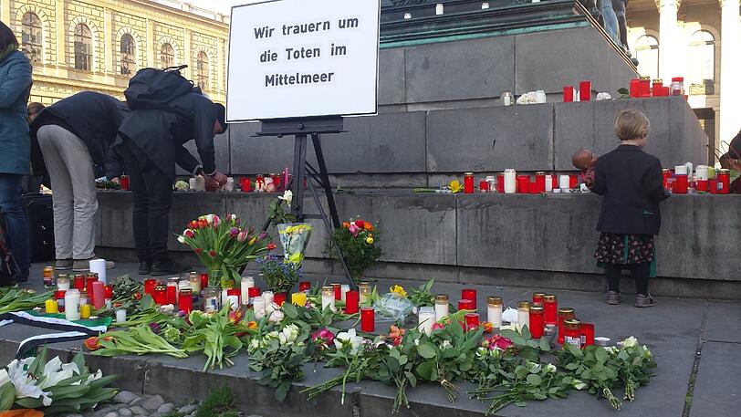 Eine Gedenkminute für tausende Tote Flüchtlinge.