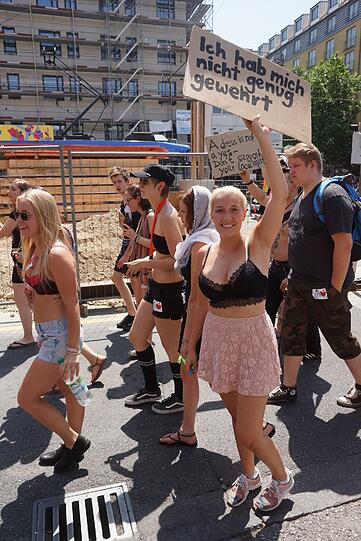 Am Samstag gingen beim "Slutwalk" hunderte Menschen auf die Straße. Er richtet sich gegen sexuelle Gewalt. Die Bilder!