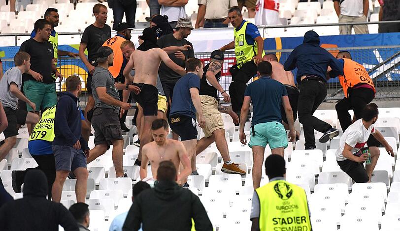 Nach dem EM-Spiel der Russen gegen England kommt es zu heftigen Ausschreitungen. Die schockierenden Bilder aus Marseille.