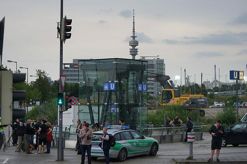 Tödliche Schüsse im Bereich des Olympia Einkaufszentrum in München. Die Polizei ist mit einem Großaufgebot in der gesamten Stadt im Einsatz. Menschen bringen sich in Sicherheit. Die Bilder.