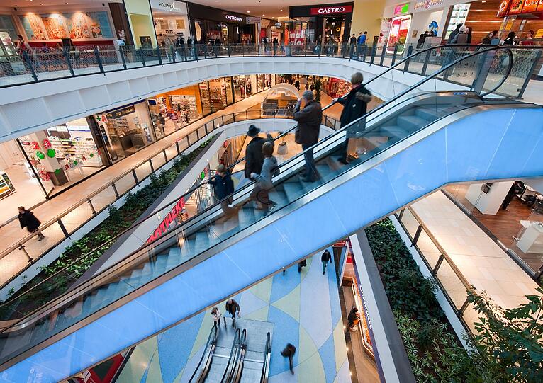 9.) Alles rund um die Fahrtreppe regelt in der EU die Norm EN 115. Je nach Neigung dürfen Fahrtreppen demnach mit 0,5 bis 0,75 Metern pro Sekunde unterwegs sein. Der Handlauf darf auf keinen Fall langsamer und nur bis zu zwei Prozent schneller sein.