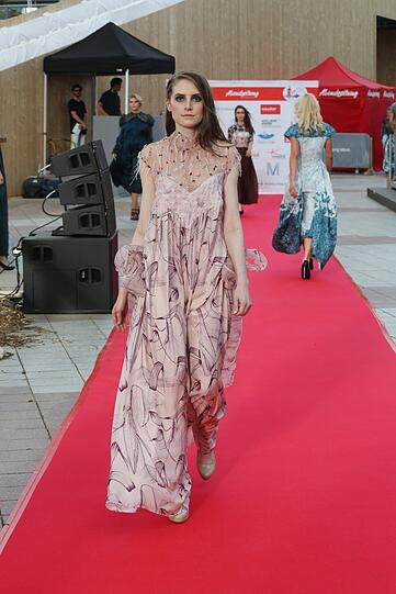 Trendige Sommerkleider oder Casual Look: Die Kandidatinnen für die Flughafen-Wildcard machen in jedem Outfit eine gute Figur.