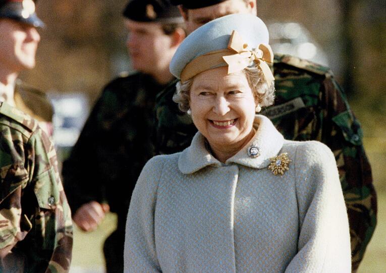 1993: Queen Elizabeth bei den britischen Truppen in Hameln.