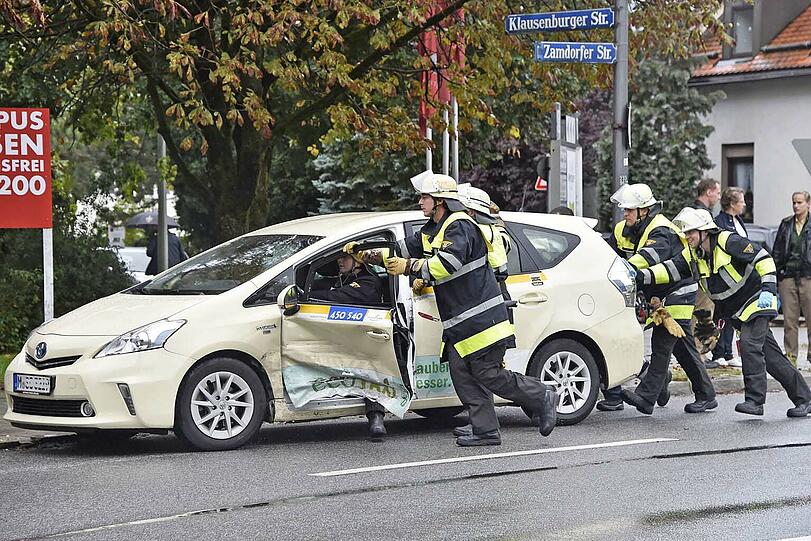 Die Feuerwehr mussten den Taxifahrer aus seinem Toyota befreien.
