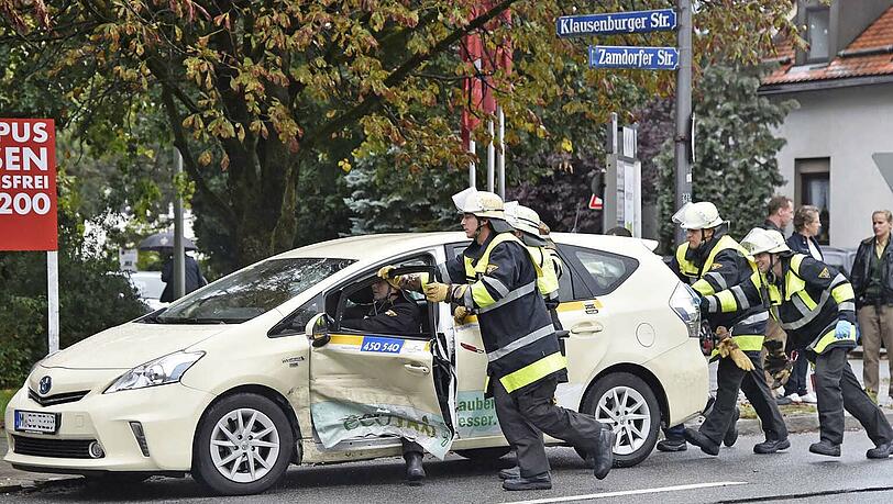 Die Feuerwehr mussten den Taxifahrer aus seinem Toyota befreien. Die Feuerwehr mussten den Taxifahrer aus seinem Toyota befreien.
