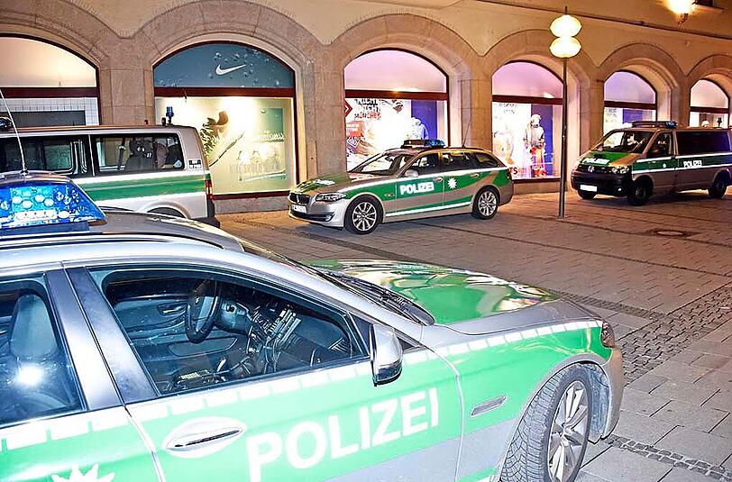 Die Polizei sperrte den gesamten Stachus inklusive des Untergeschosses großräumig ab.