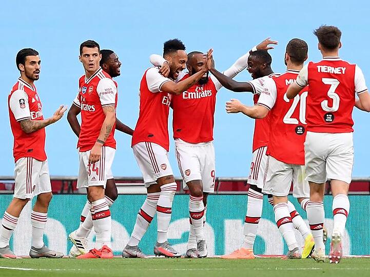 Arsenals Doppeltorschütze Pierre-Emerick Aubameyang (M) wird von seinen Teamkollegen gefeiert.