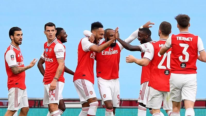 Arsenals Doppeltorschütze Pierre-Emerick Aubameyang (M) wird von seinen Teamkollegen gefeiert. Arsenals Doppeltorschütze Pierre-Emerick Aubameyang (M) wird von seinen Teamkollegen gefeiert.