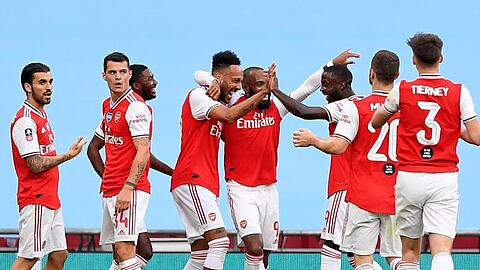 Arsenals Doppeltorschütze Pierre-Emerick Aubameyang (M) wird von seinen Teamkollegen gefeiert.