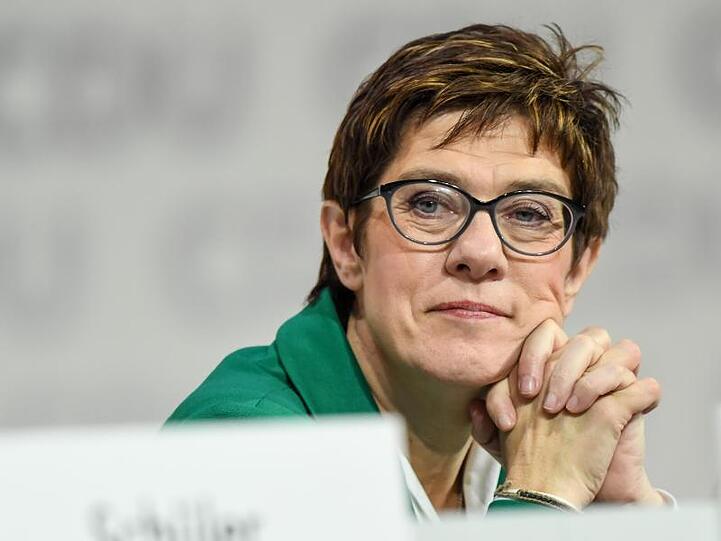Annegret Kramp-Karrenbauer ist neue CDU-Vorsitzende - sowie sie und ihre Vorgängerin Bundeskanzlerin Angela Merkel es letztlich wohl geplant hatten.