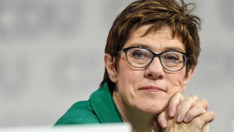 Annegret Kramp-Karrenbauer ist neue CDU-Vorsitzende - sowie sie und ihre Vorgängerin Bundeskanzlerin Angela Merkel es letztlich wohl geplant hatten. Annegret Kramp-Karrenbauer ist neue CDU-Vorsitzende - sowie sie und ihre Vorgängerin Bundeskanzlerin Angela Merkel es letztlich wohl geplant hatten.