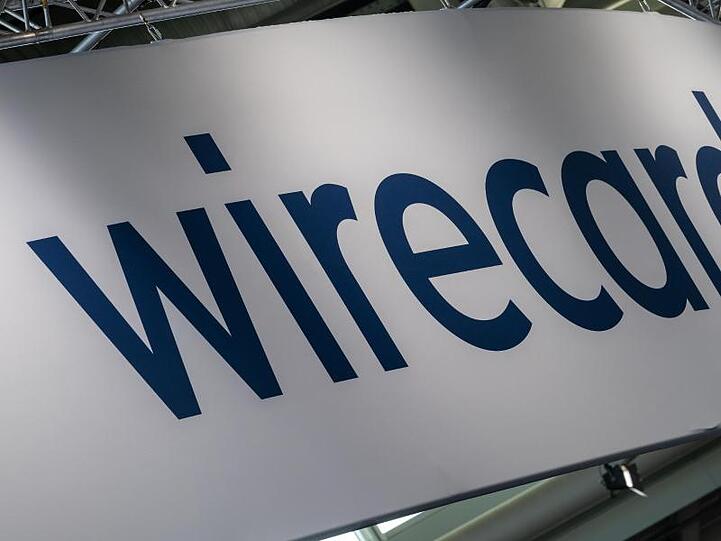 Ein Schild mit der Aufschrift "wirecard". Foto: Peter Kneffel/dpa/Archivbild