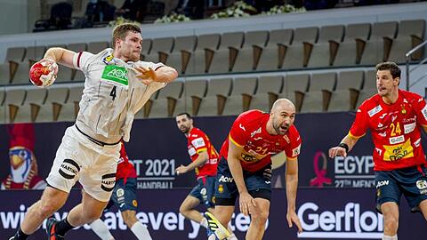 Johannes Golla (l) trifft vom Kreis. Spaniens Joan Canellas, Aitor Arino (am Boden) und Viran Morros (r) haben das Nachsehen.