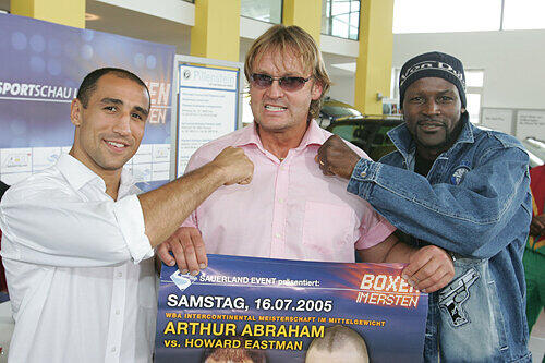Peter Althof, eingerahmt von den Weltklasse-Boxern Arthur Abraham (links) und Howard Eastmann.