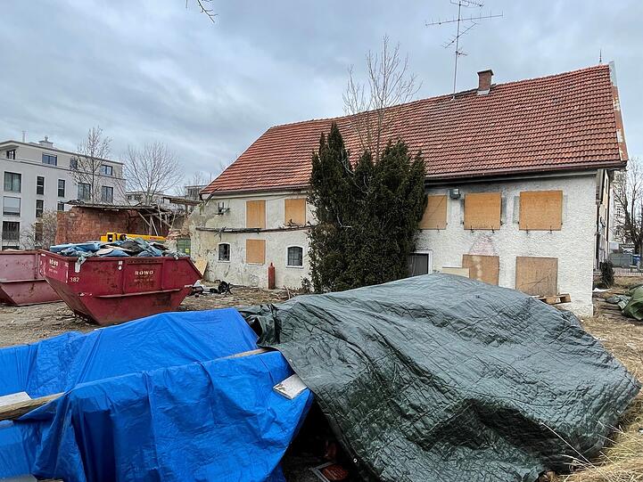 Der noch bestehende Teil des Riegerhofs ist verrammelt. In das Denkmal sollen Wohnungen gebaut werden.