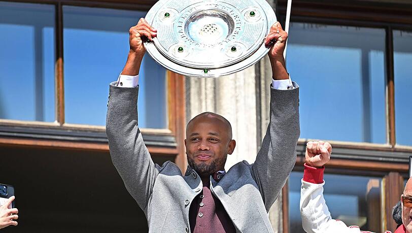Der FC Bayern-Trainer präsentiert stolz die Meisterschale bei der ausgelassenen Feier in München. Der FC Bayern-Trainer präsentiert stolz die Meisterschale bei der ausgelassenen Feier in München.