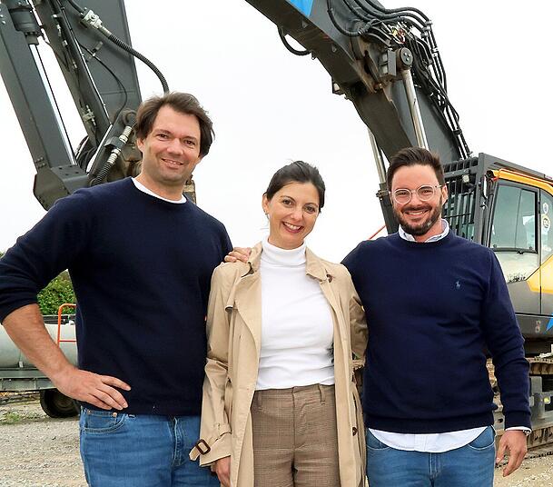Kostenloser Kies für die Welle: Das haben die Geschwister (v.l.) Christian, Karin und Andreas Klarwein dem OB angeboten.
