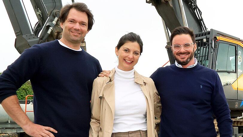 Kostenloser Kies für die Welle: Das haben die Geschwister (v.l.) Christian, Karin und Andreas Klarwein dem OB angeboten. Kostenloser Kies für die Welle: Das haben die Geschwister (v.l.) Christian, Karin und Andreas Klarwein dem OB angeboten.