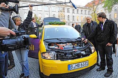 Auch die Politik zeigt Interesse an Elektro-Autos - hier Bundeswirtschaftsminister Rainer Brüderle (FDP, 2.v.r).