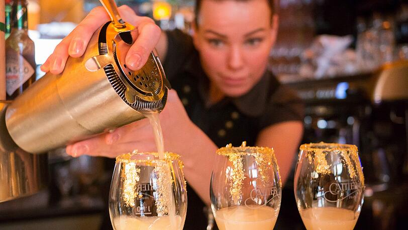 Die einzige Frau am Shaker: Bartenderin Lisa Kuhne von der Mandarin Bar ist konzentriert bei der Arbeit.
