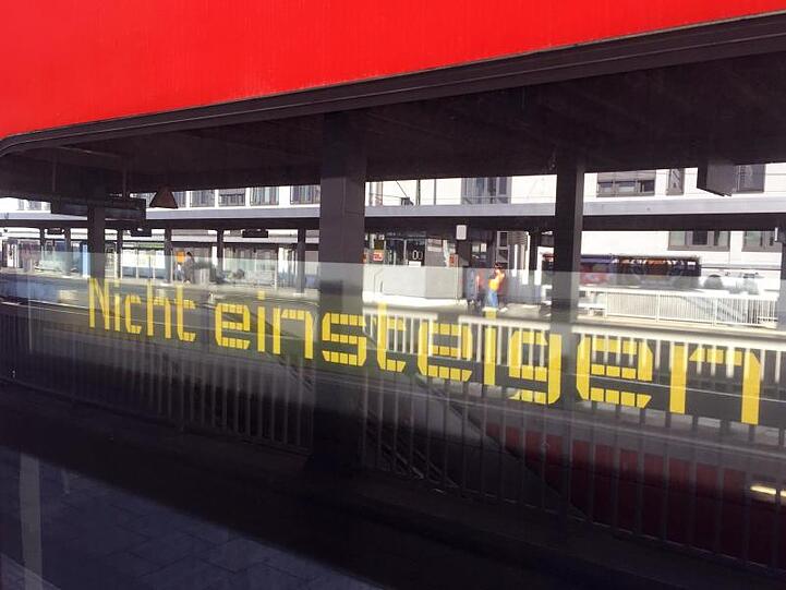 "Nicht einsteigen" steht im Display einer S-Bahn im Ostbahnhof. Foto: Marco Krefting/dpa