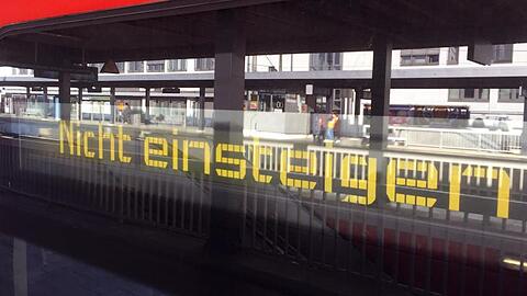 "Nicht einsteigen" steht im Display einer S-Bahn im Ostbahnhof. Foto: Marco Krefting/dpa