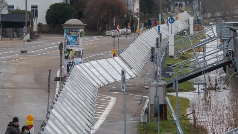 Schutzwände stehen in Regensburg am Ufer der Hochwasser führenden Donau. Foto: Armin Weigel/Archiv Schutzwände stehen in Regensburg am Ufer der Hochwasser führenden Donau. Foto: Armin Weigel/Archiv