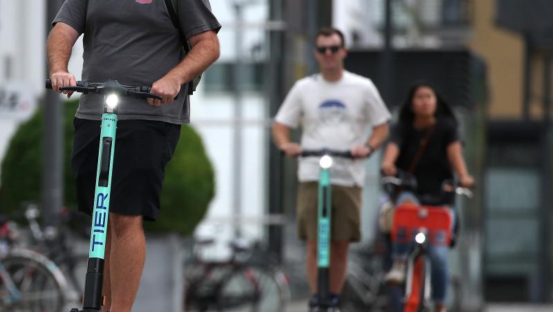Touristen fahren mit E-Tretrollern durch Köln. Touristen fahren mit E-Tretrollern durch Köln.