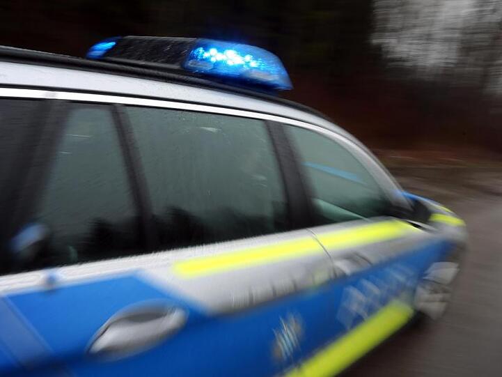 Ein Streifenwagen der Polizei im Einsatz. Foto: Karl-Josef Hildenbrand/dpa/Symbolbild