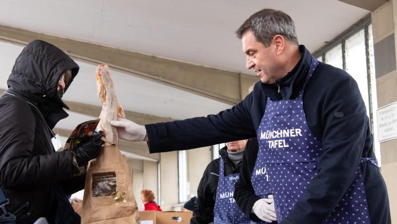Markus Söder (CSU,r), Ministerpräsident von Bayern, besucht eine Ausgabestelle der Münchner Tafel. Foto: Sven Hoppe/dpa Markus Söder (CSU,r), Ministerpräsident von Bayern, besucht eine Ausgabestelle der Münchner Tafel. Foto: Sven Hoppe/dpa