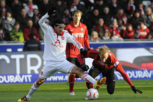 Almog Cohen von Nürnberg (l) kämpft mit Jan Rosenthal von Freiburg (r) um den Ball.