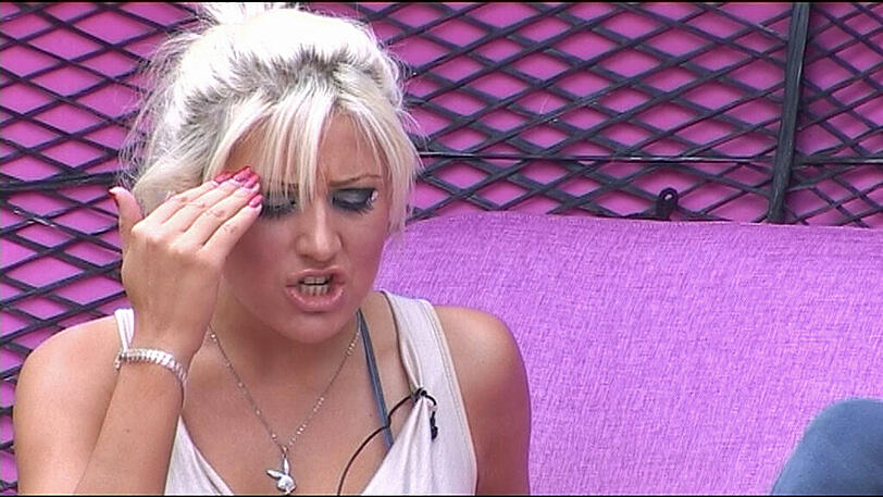 Die sexy Blondine erwidert genervt: "Du warst es doch der geschrien hat und ausgeflippt ist. Was redest du da eigentlich!&ldquo;