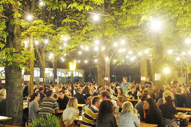 Im Hofbräukeller waren am Donnerstagabend die Temperaturen noch so angenehm, dass man auch spät am abend noch gemütlich draußen sitzen konnte.