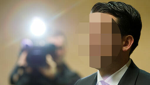 Dieser Mann steht vor Gericht: Der ehemalige Redakteur der Bild-Zeitung soll den Fernsehstar mit einem Sexvideo unter Druck gesetzt und damit zu dem
Interview genötigt haben. Dieser Mann steht vor Gericht: Der ehemalige Redakteur der Bild-Zeitung soll den Fernsehstar mit einem Sexvideo unter Druck gesetzt und damit zu dem
Interview genötigt haben.
