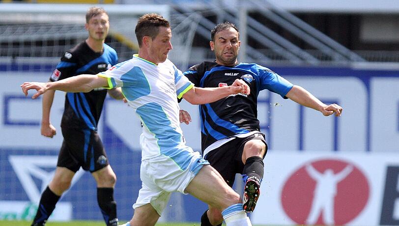 Immer ein Schritt zu spät. Die Löwen um Rob Friend verlieren in Paderborn mit 0:2 Immer ein Schritt zu spät. Die Löwen um Rob Friend verlieren in Paderborn mit 0:2