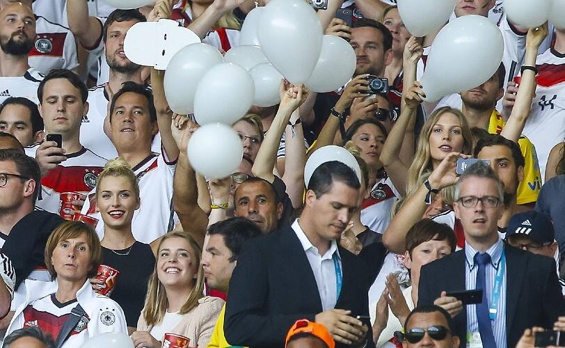 Lena Gercke, Sarah Brandner, Cathy Fischer. Sehen Sie hier, wie die besseren Hälften unserer DFB-Kicker das 7:1 gegen Brasilien miterlebt haben.