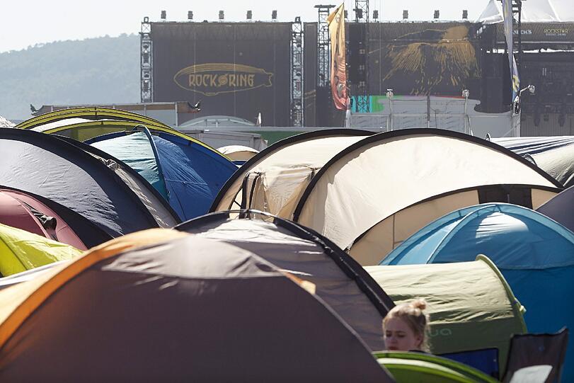 Vom Campingsplatz am Festivalgelände hat man die Hauptbühne auf dem ehemaligen Militärflughafen perfekt im Blick.