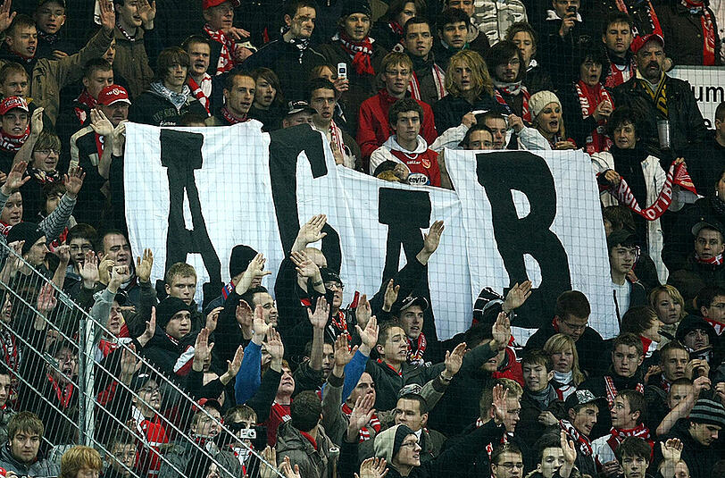 Ein FC Bayern Fan schrieb ACAB auf ein Zivilfahrzeug der Polizei. (Symbolfoto)